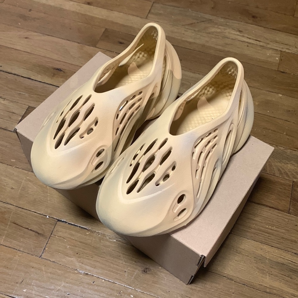 YZY FOAM RNR SIZE US 4
